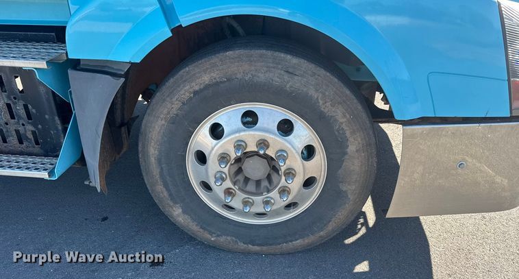 image for item ET4122 2013 Volvo VNL semi truck