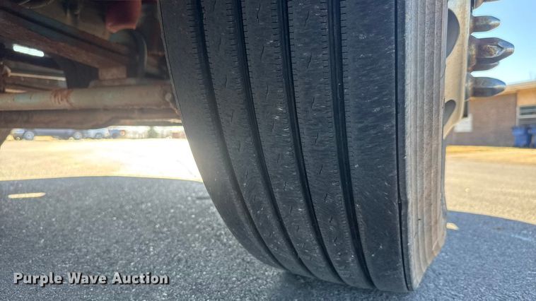 image for item ET4122 2013 Volvo VNL semi truck