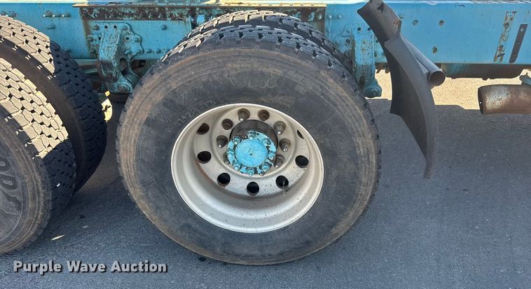 image for item ET4122 2013 Volvo VNL semi truck