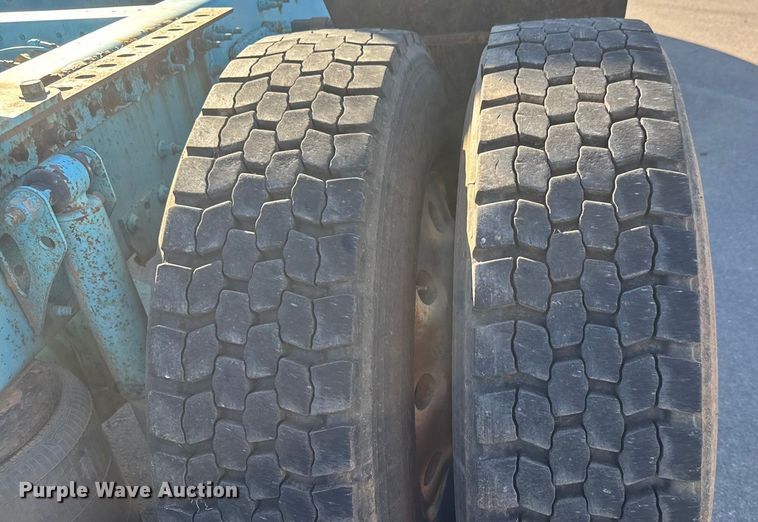 image for item ET4122 2013 Volvo VNL semi truck