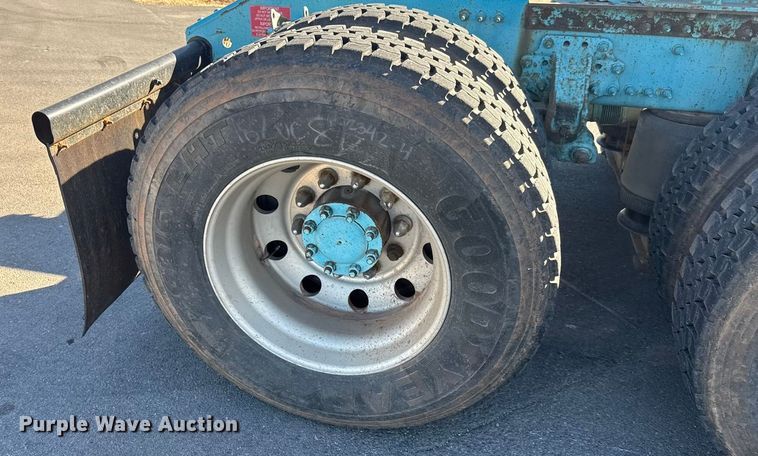 image for item ET4122 2013 Volvo VNL semi truck