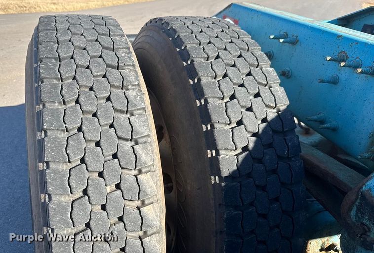 image for item ET4122 2013 Volvo VNL semi truck