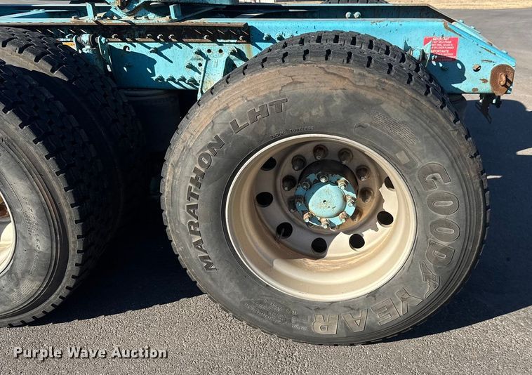 image for item ET4122 2013 Volvo VNL semi truck