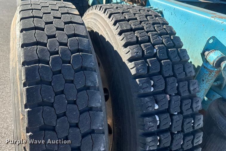 image for item ET4122 2013 Volvo VNL semi truck