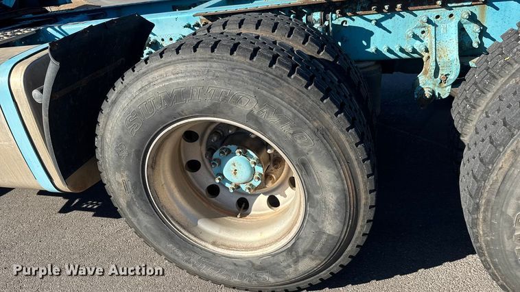 image for item ET4122 2013 Volvo VNL semi truck