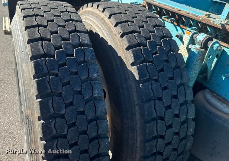 image for item ET4122 2013 Volvo VNL semi truck