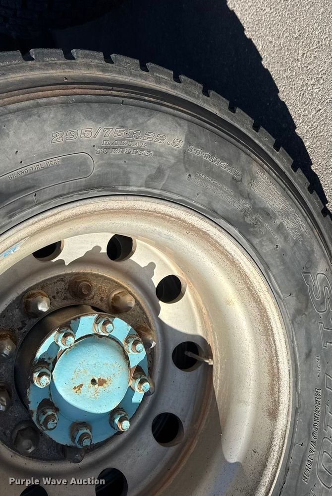 image for item ET4122 2013 Volvo VNL semi truck