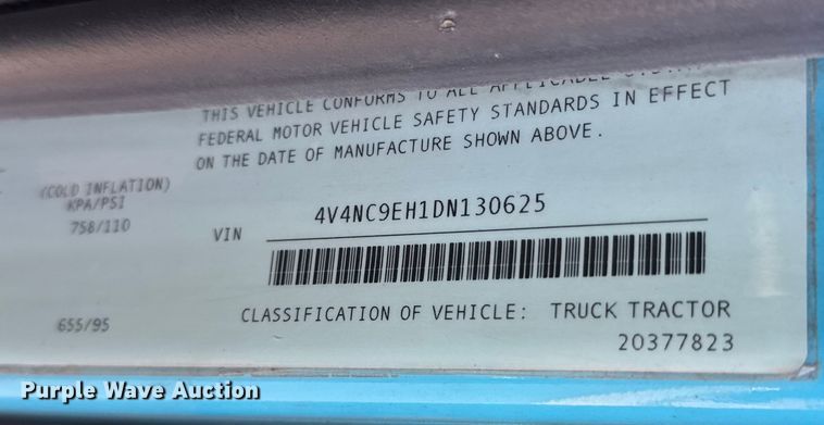 image for item ET4122 2013 Volvo VNL semi truck