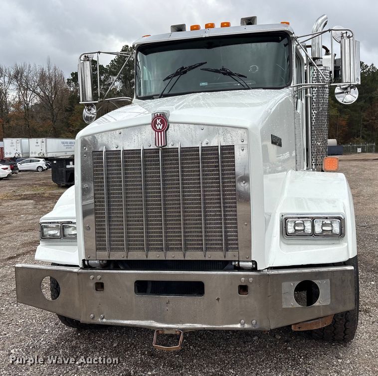 image for item ET7462 2001 Kenworth T800 roll-off container truck