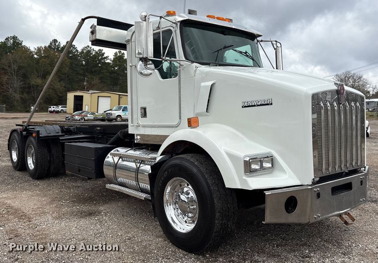 image for item ET7462 2001 Kenworth T800 roll-off container truck