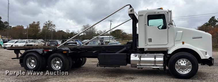 image for item ET7462 2001 Kenworth T800 roll-off container truck