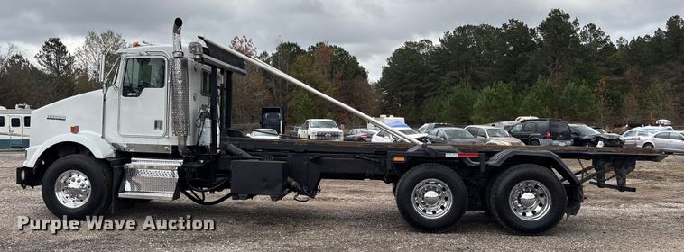 image for item ET7462 2001 Kenworth T800 roll-off container truck