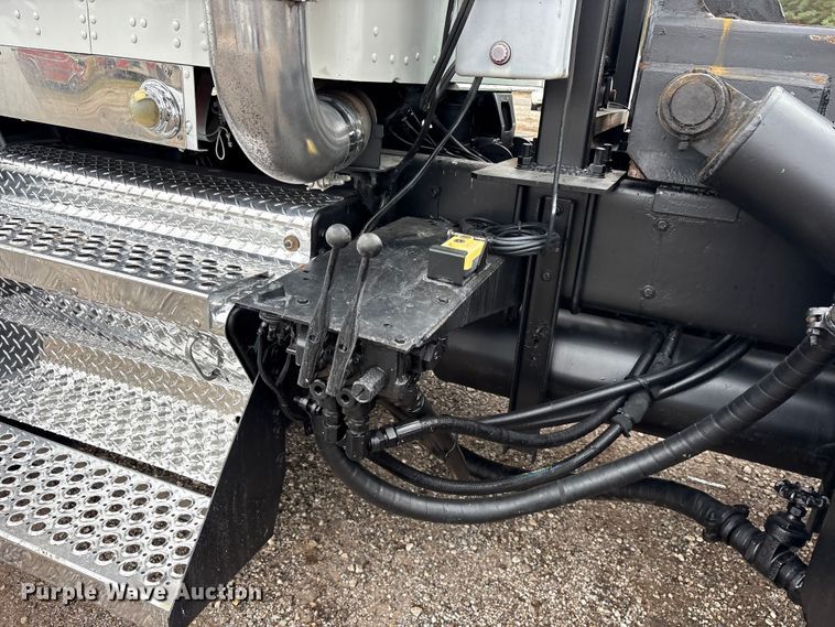 image for item ET7462 2001 Kenworth T800 roll-off container truck