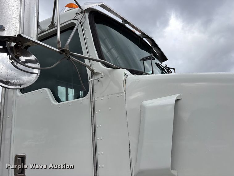 image for item ET7462 2001 Kenworth T800 roll-off container truck