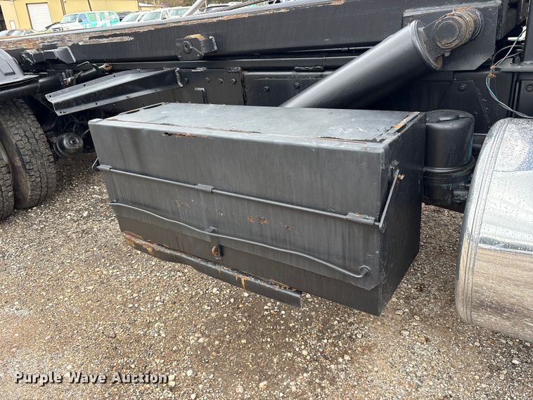 image for item ET7462 2001 Kenworth T800 roll-off container truck