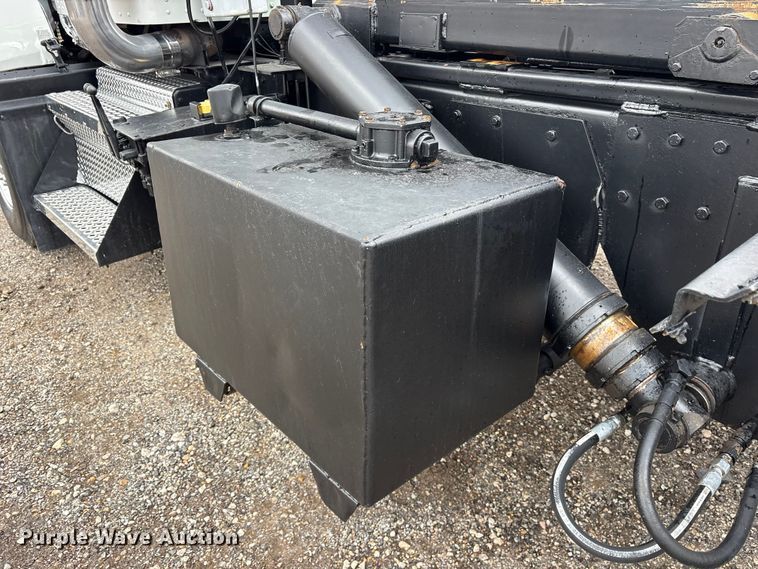 image for item ET7462 2001 Kenworth T800 roll-off container truck