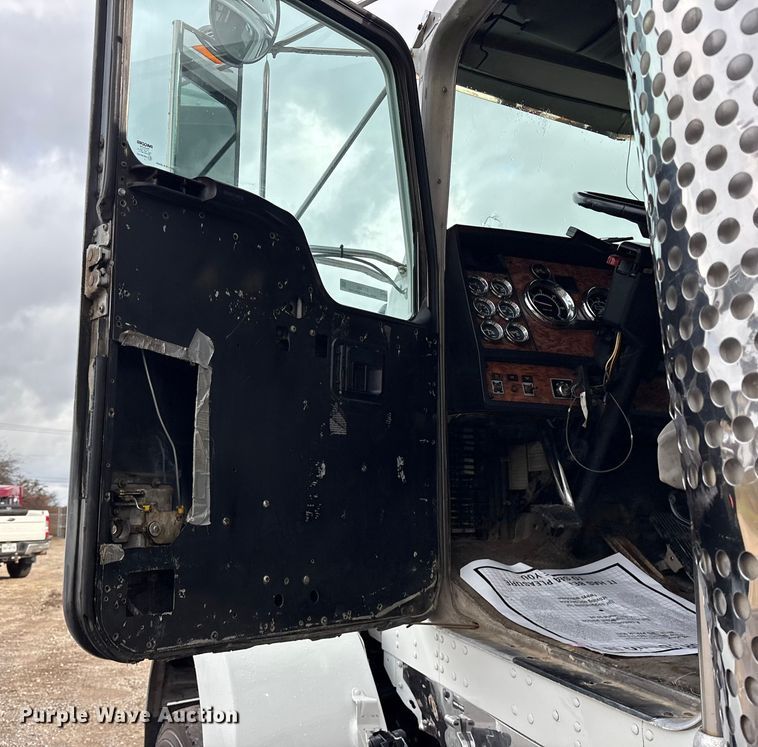 image for item ET7462 2001 Kenworth T800 roll-off container truck