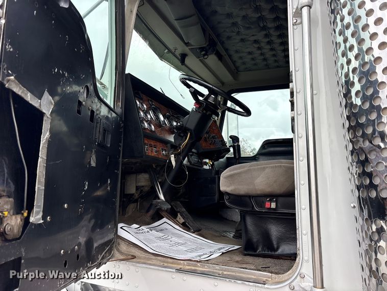 image for item ET7462 2001 Kenworth T800 roll-off container truck