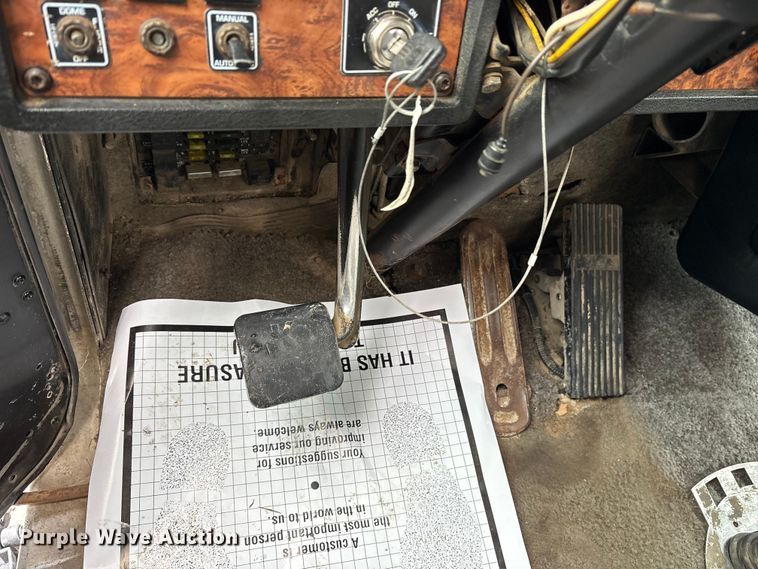 image for item ET7462 2001 Kenworth T800 roll-off container truck