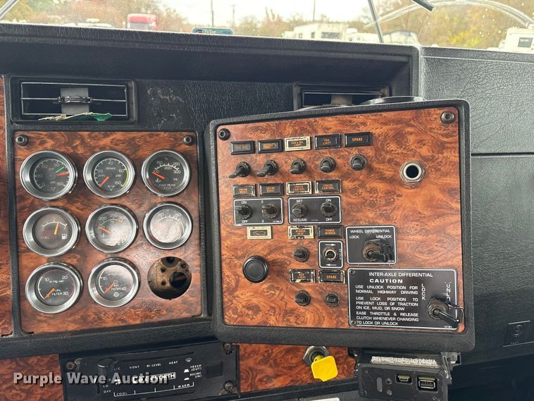 image for item ET7462 2001 Kenworth T800 roll-off container truck