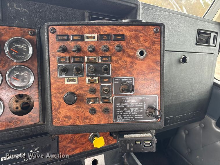 image for item ET7462 2001 Kenworth T800 roll-off container truck