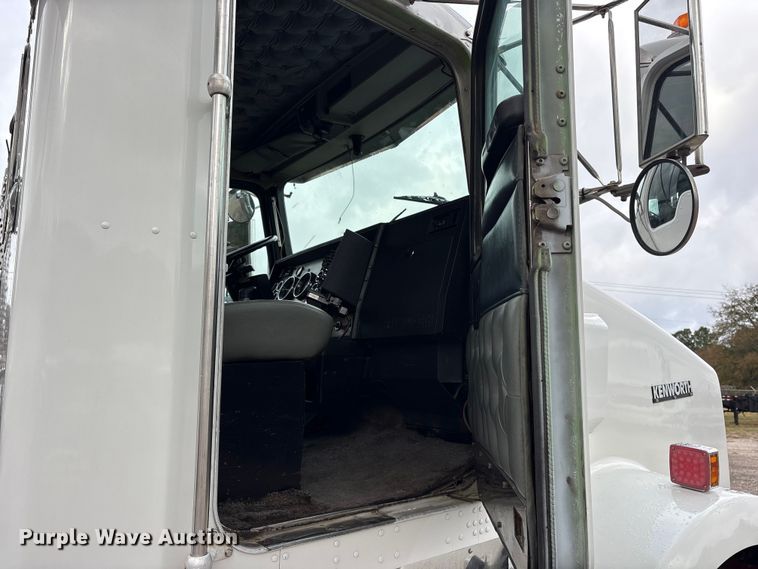 image for item ET7462 2001 Kenworth T800 roll-off container truck