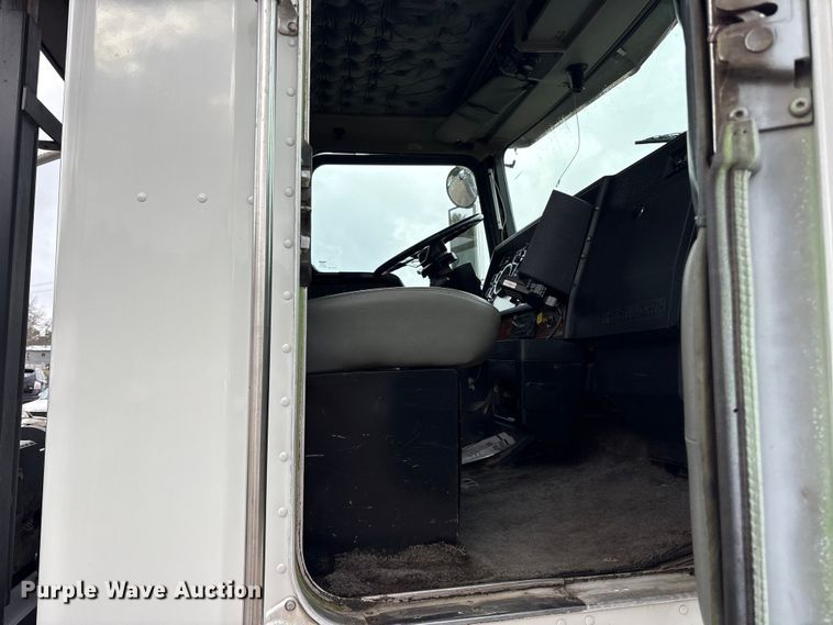 image for item ET7462 2001 Kenworth T800 roll-off container truck