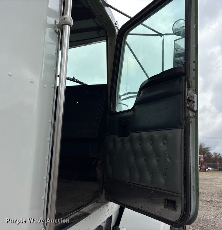 image for item ET7462 2001 Kenworth T800 roll-off container truck