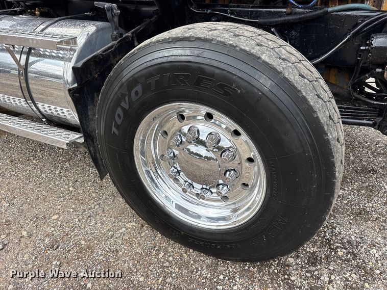 image for item ET7462 2001 Kenworth T800 roll-off container truck