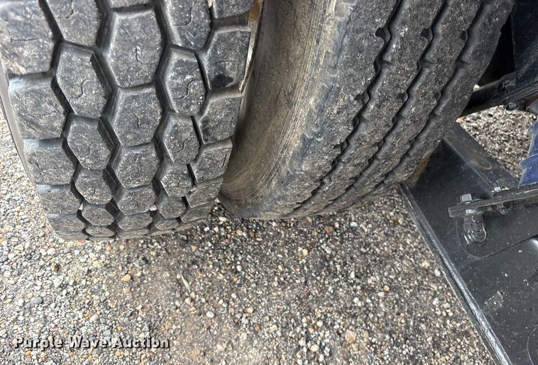 image for item ET7462 2001 Kenworth T800 roll-off container truck