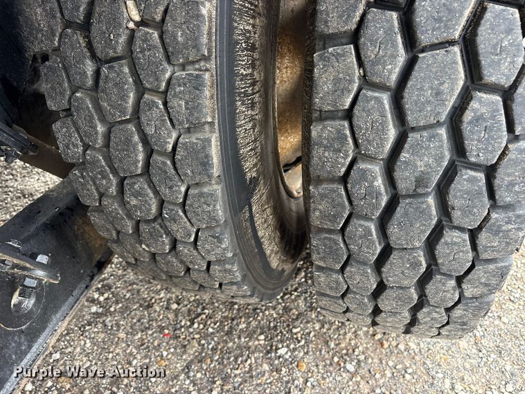 image for item ET7462 2001 Kenworth T800 roll-off container truck