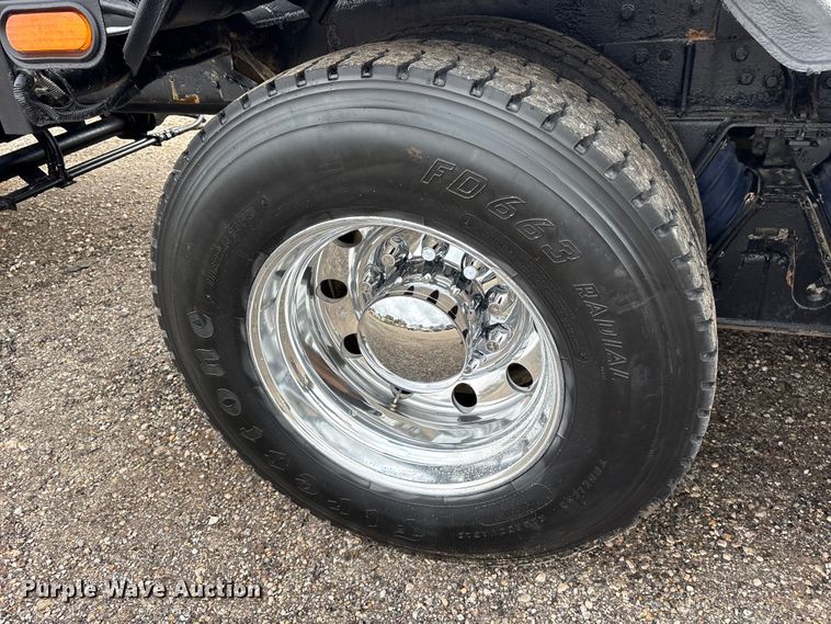 image for item ET7462 2001 Kenworth T800 roll-off container truck