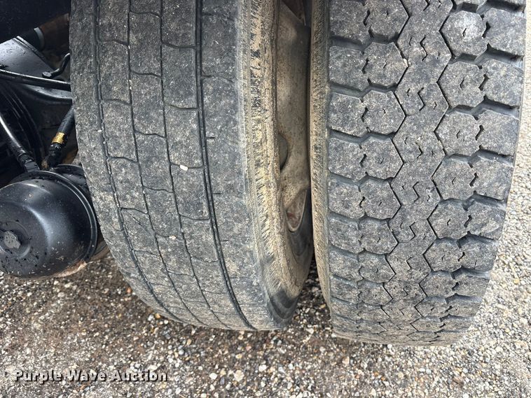 image for item ET7462 2001 Kenworth T800 roll-off container truck