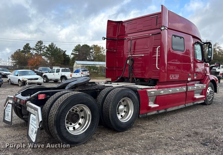 image for item ET7463 2014 Volvo VNL semi truck