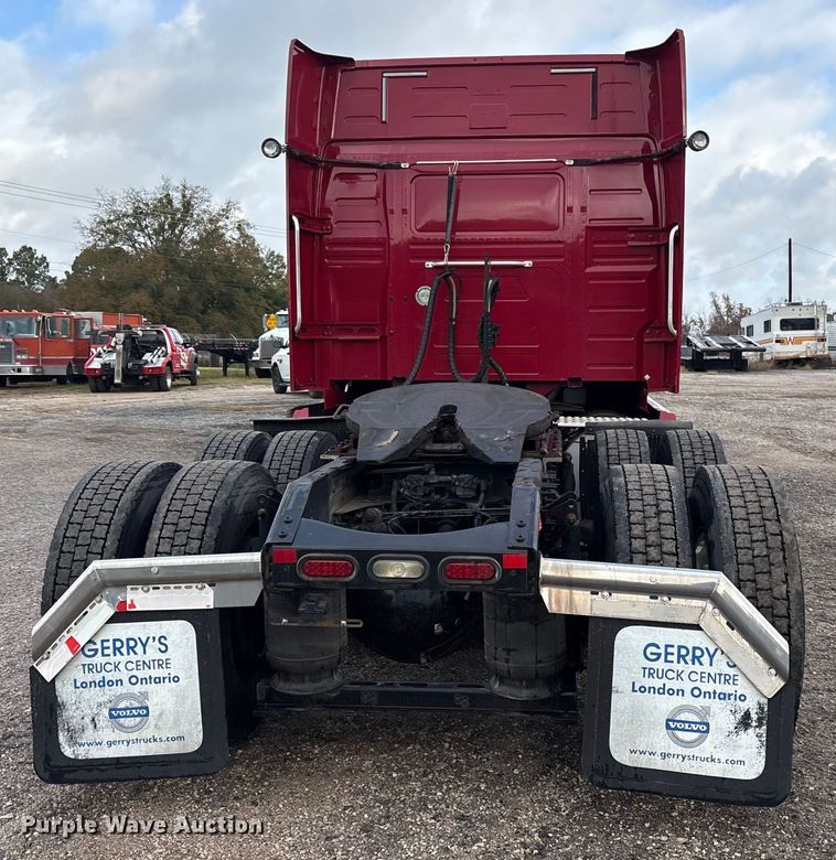 image for item ET7463 2014 Volvo VNL semi truck