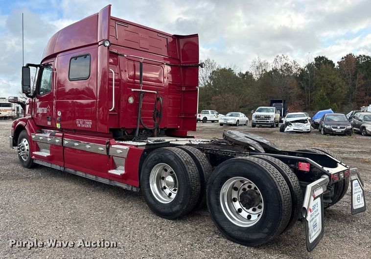 image for item ET7463 2014 Volvo VNL semi truck