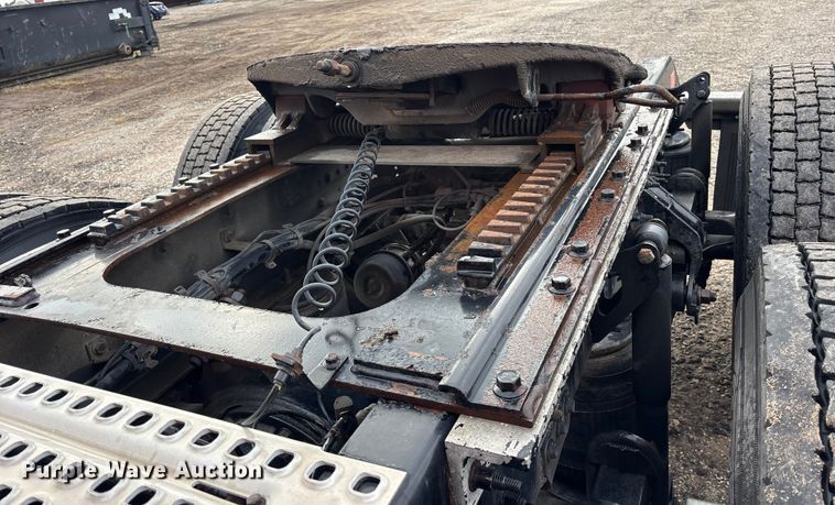 image for item ET7463 2014 Volvo VNL semi truck