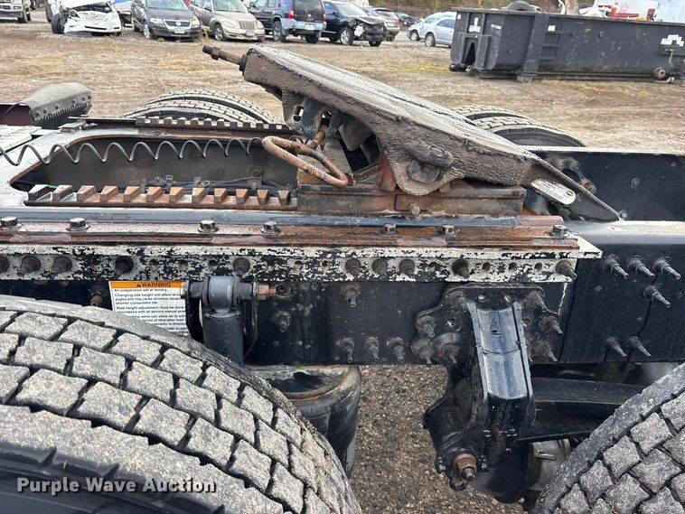 image for item ET7463 2014 Volvo VNL semi truck