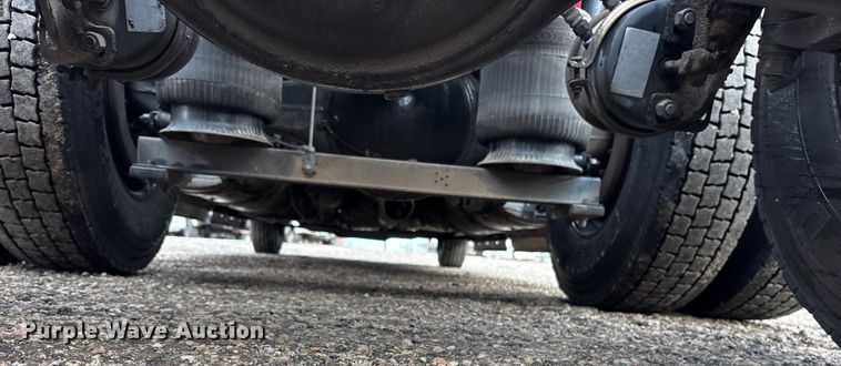 image for item ET7463 2014 Volvo VNL semi truck