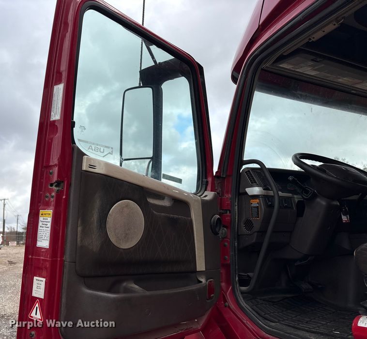 image for item ET7463 2014 Volvo VNL semi truck
