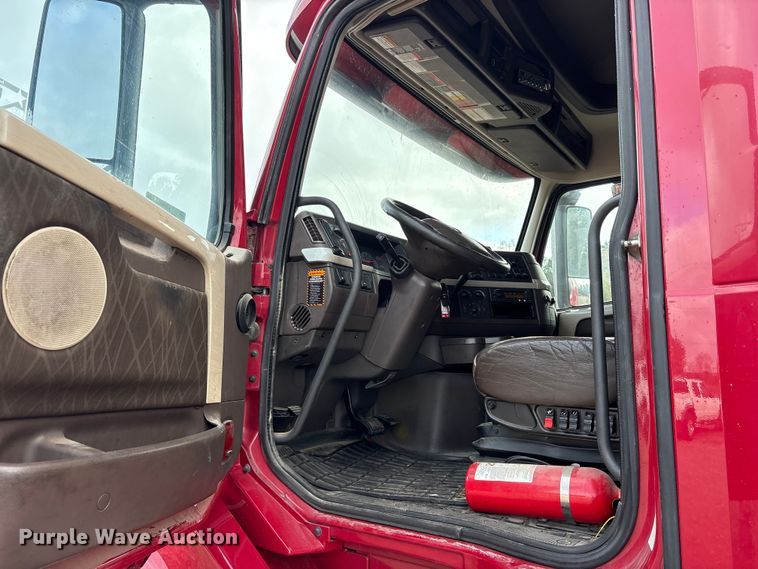 image for item ET7463 2014 Volvo VNL semi truck