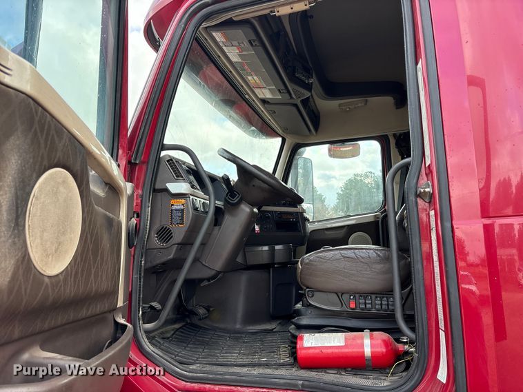 image for item ET7463 2014 Volvo VNL semi truck