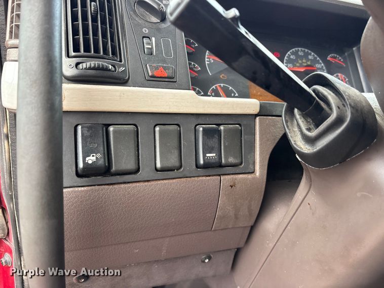 image for item ET7463 2014 Volvo VNL semi truck