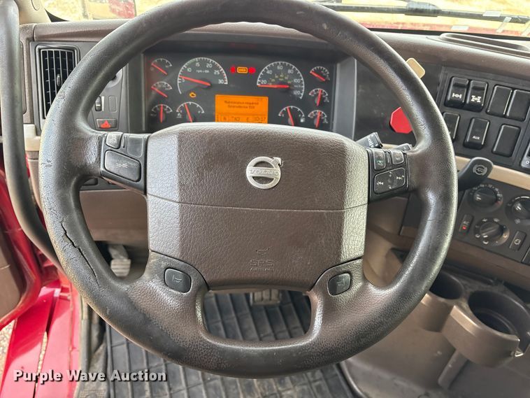 image for item ET7463 2014 Volvo VNL semi truck