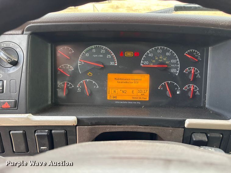 image for item ET7463 2014 Volvo VNL semi truck