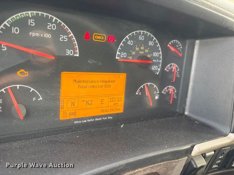 image for item ET7463 2014 Volvo VNL semi truck