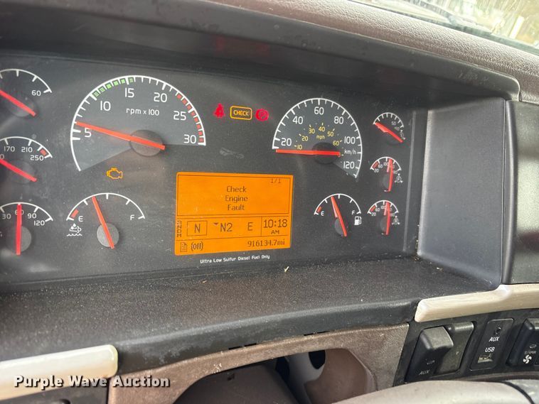 image for item ET7463 2014 Volvo VNL semi truck