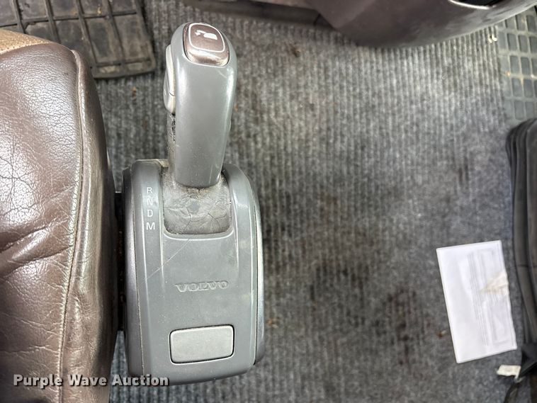 image for item ET7463 2014 Volvo VNL semi truck