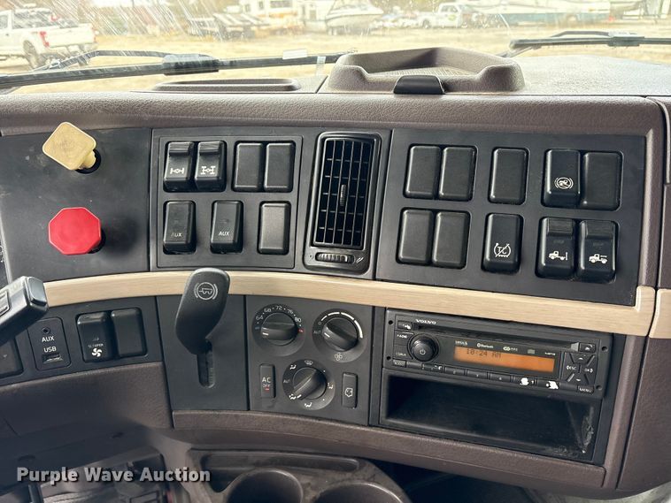 image for item ET7463 2014 Volvo VNL semi truck