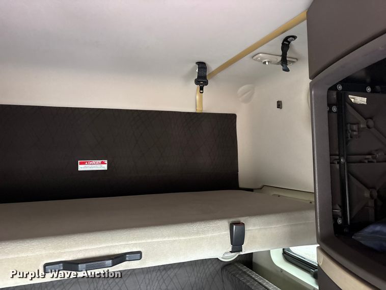 image for item ET7463 2014 Volvo VNL semi truck